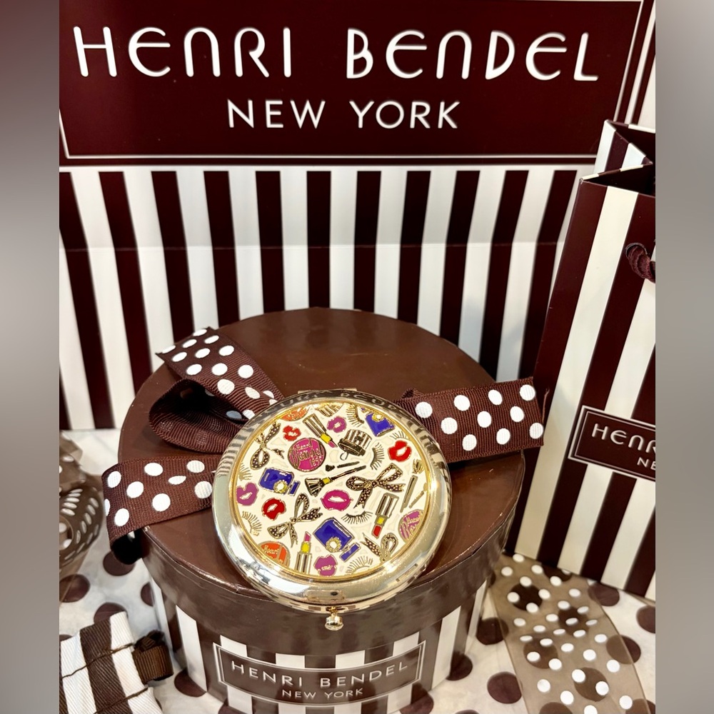 NWT HENRI BENDEL Floral Gold-Tone Round Compact Mirror. No scratches. Perfect. - Picture 2 of 6